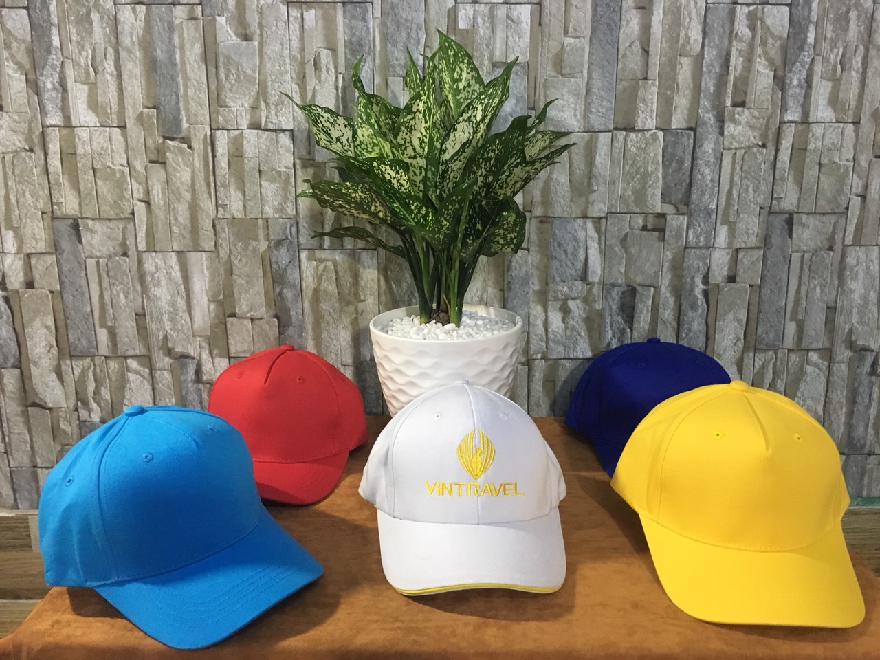 Đồng phục kết hợp với nón tạo nên sự nổi bật cho trang phục như đi du lịch, nghỉ mát Đồng phục kết hợp với nón tạo nên sự nổi bật cho trang phục như đi du lịch, nghỉ mát