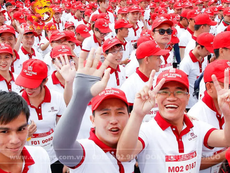 đặt nón đồng phục team building