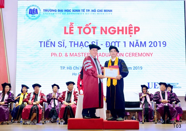May Lễ Phục Tốt Nghiệp Thạc Sĩ Đại Học Kinh Tế