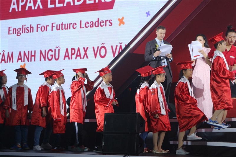 ĐẶT MAY LỄ PHỤC TỐT NGHIỆP ANH NGỮ BÌNH DƯƠNG