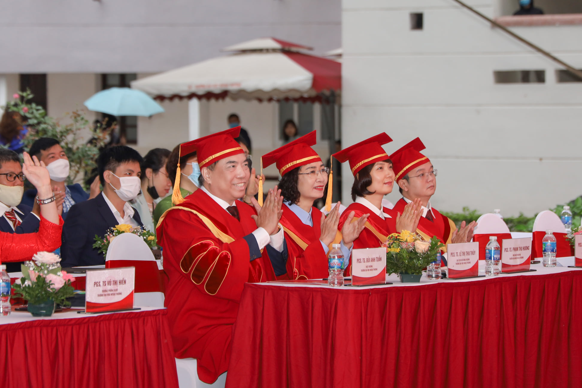 LỄ PHỤC TỐT NGHIỆP CỬ NHÂN ĐẠI HỌC NGOẠI THƯƠNG