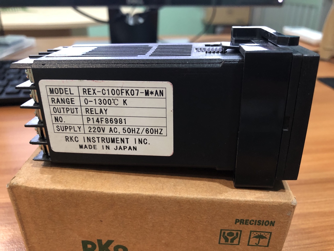 Bộ điều khiển nhiệt độ RKC REX-C100 Bộ điều khiển nhiệt độ RKC REX-C100