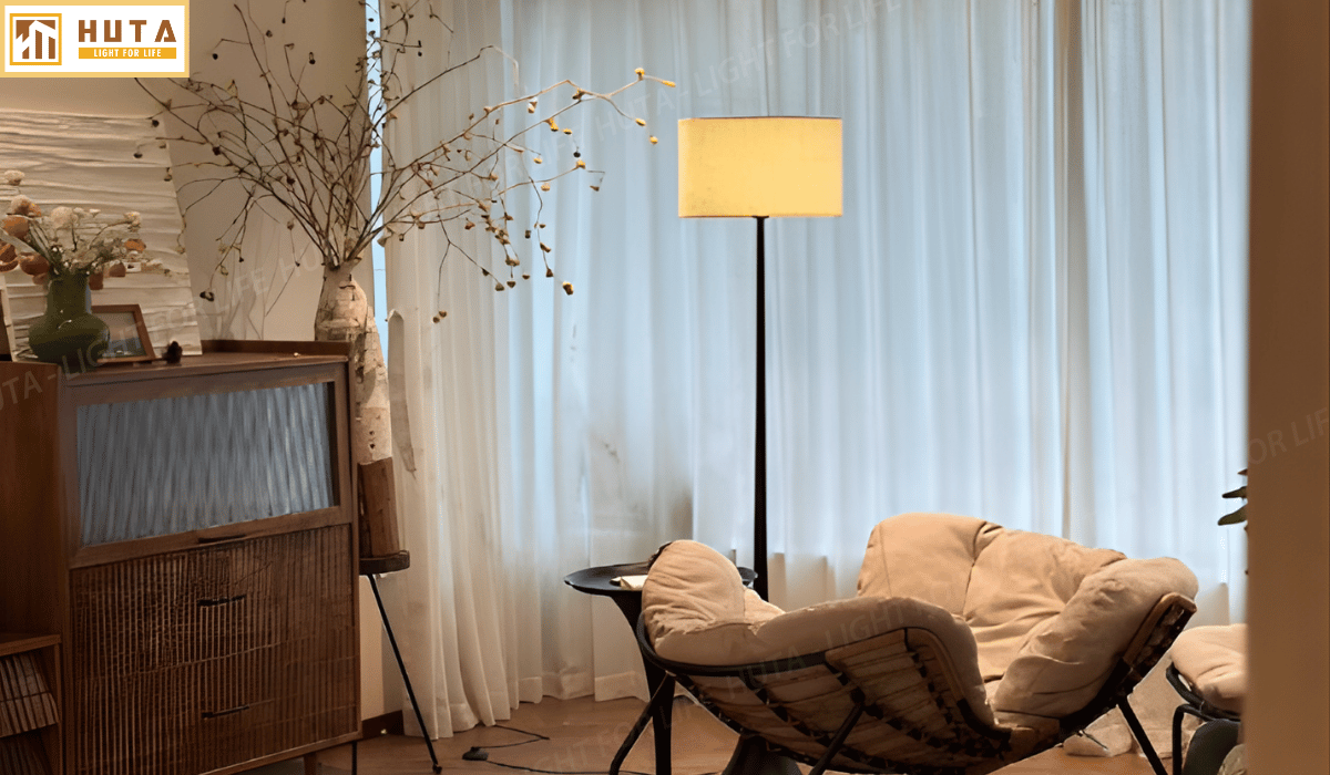 3. Đèn cây đứng mã KT04 sử dụng như thế nào?