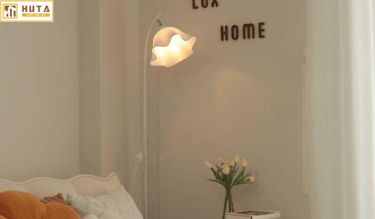 3. Đèn cây đứng mã KT08 sử dụng như thế nào?