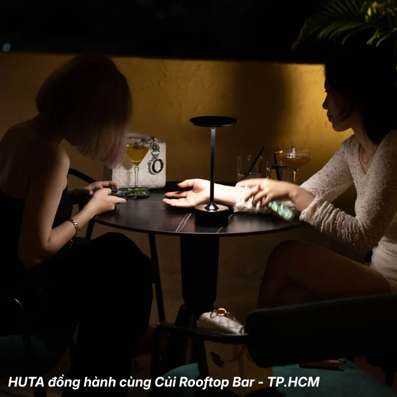Đèn bàn trang trí HUTA tại Bar Lounge