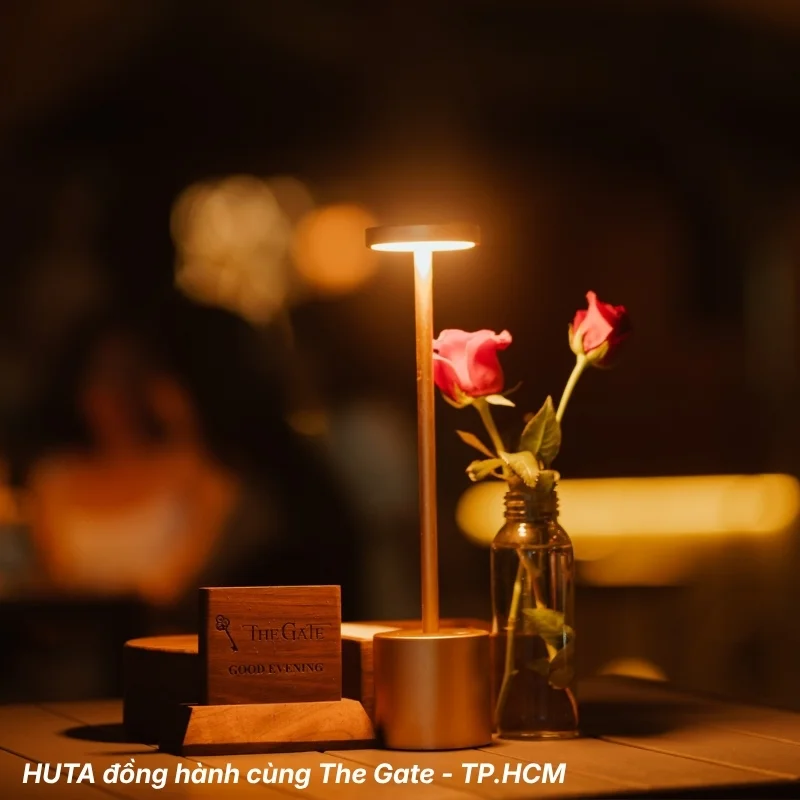 Đèn bàn pin sạc HUTA tại nhà hàng