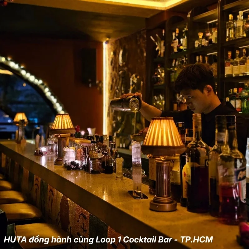 Đèn bàn pin sạc HUTA tại Bar Lounge