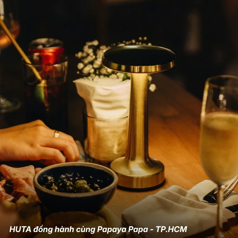 Đèn bàn trang trí HUTA tại Bar Lounge