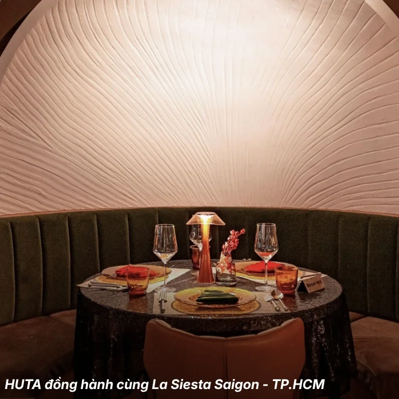 Đèn bàn pin sạc HUTA tại khách sạn