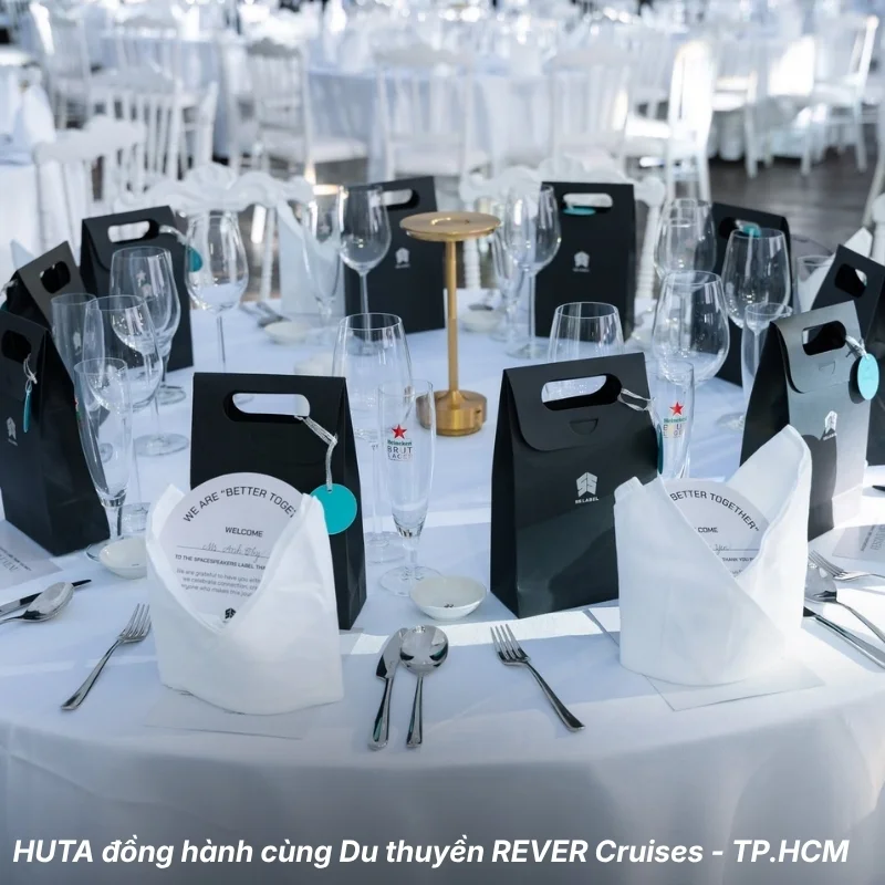 Đèn bàn pin sạc HUTA tại du thuyền