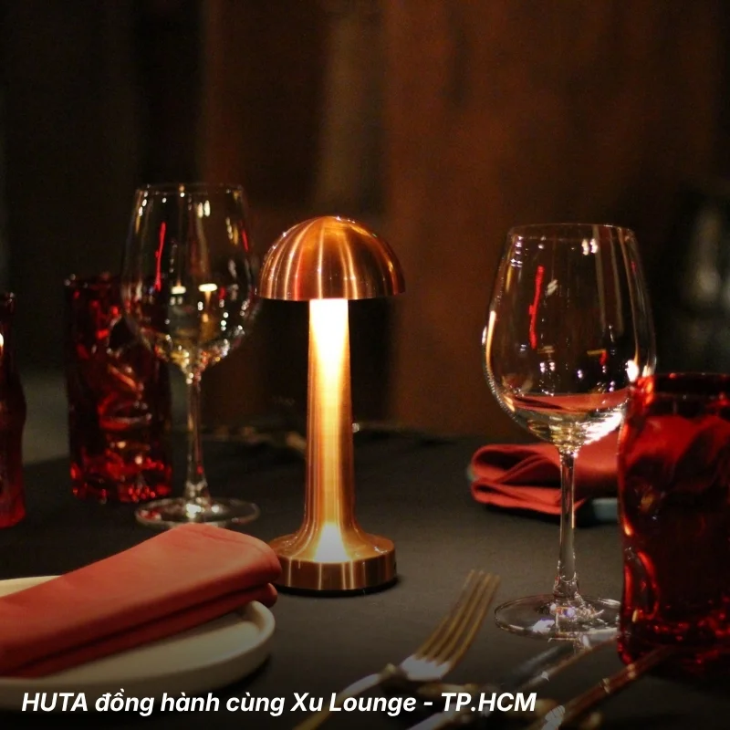Đèn bàn trang trí HUTA tại Bar Lounge