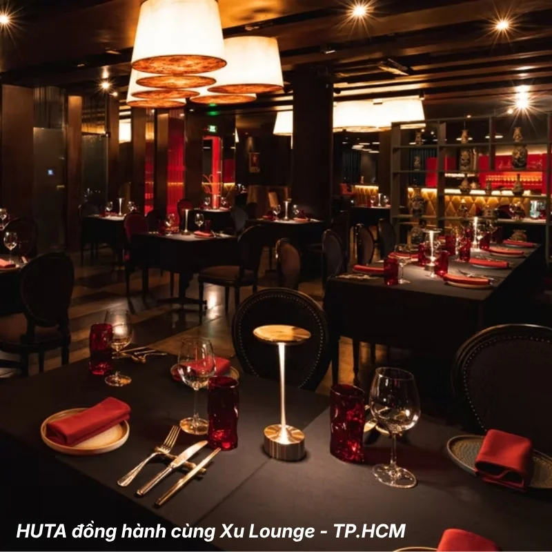 Đèn bàn trang trí HUTA tại Bar Lounge