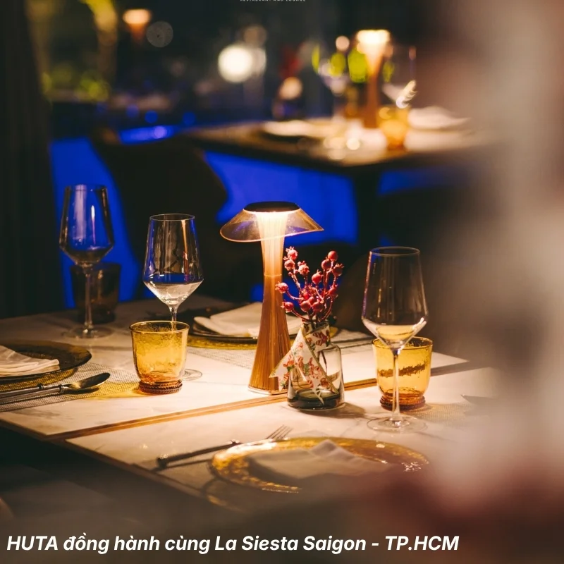 Đèn bàn trang trí HUTA tại khách sạn