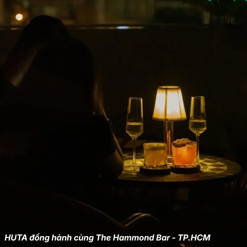 Đèn bàn trang trí HUTA tại Bar Lounge