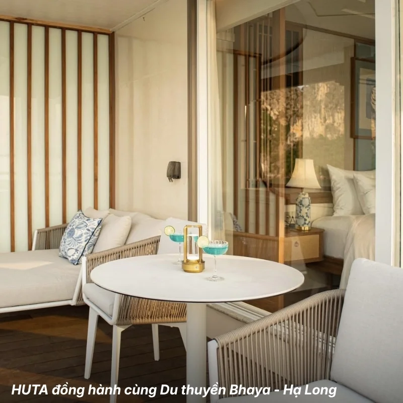 Đèn bàn pin sạc HUTA tại du thuyền