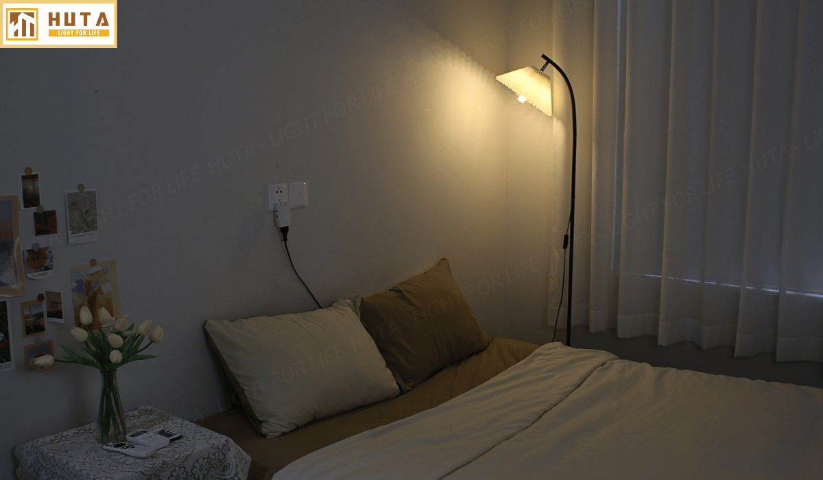 Đèn Cây Đứng Decor HUTA Light For Life KT7 Thân Kim Loại, Chao Xếp Ly, Điều Chỉnh Ánh Sáng Vàng