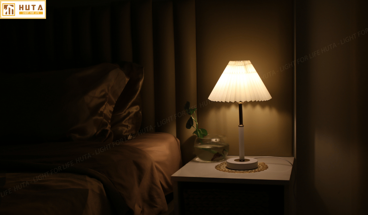 Đèn Ngủ Để Bàn Xếp Ly HUTA Light For Life T9 Kiểu Dáng Châu Âu, Điều Chỉnh Độ Sáng Decor Phòng Ngủ