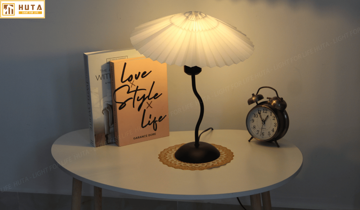 Đèn Ngủ Để Bàn HUTA Mã T11 Thân Kim Loại, Chao Xếp Ly Vintage, Đầu Cắm Điện 2 Chấu 220V