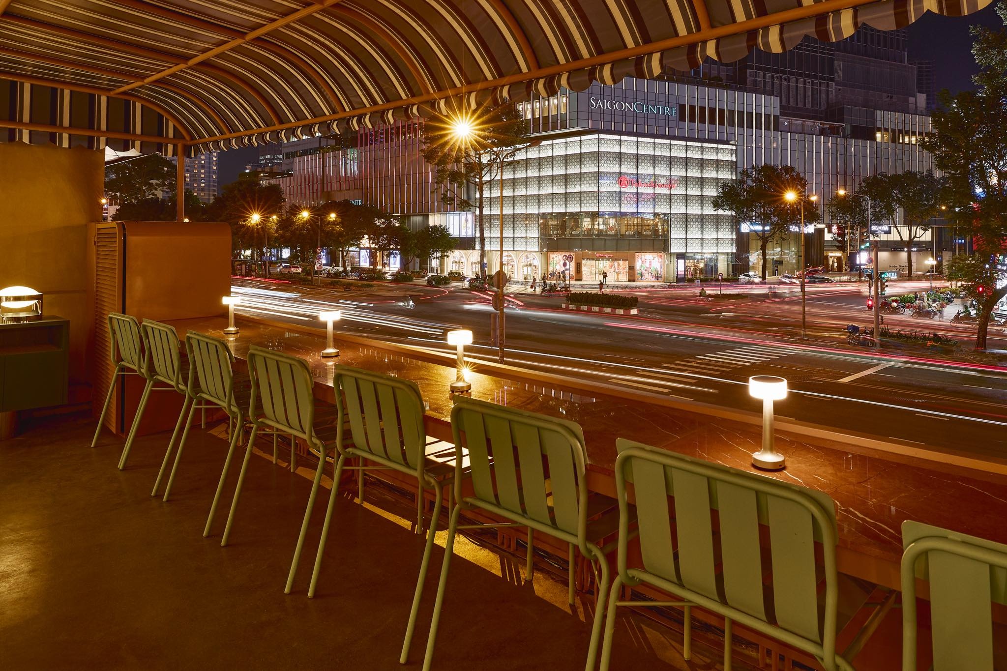 HUTA Bảo Trì Đèn Bàn Nhà Hàng tại GODMOTHER