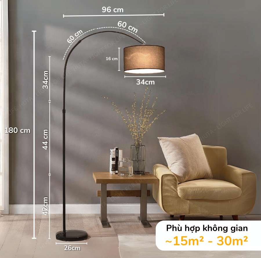 Ánh sáng vàng dịu của đèn cây đứng KT05 lan tỏa đều, giúp thư giãn mắt và tạo không gian ấm áp dễ chịu, phù hợp cho phòng có diện tích khoảng 8-12m² như phòng ngủ, phòng đọc hoặc góc thư giãn riêng tư.