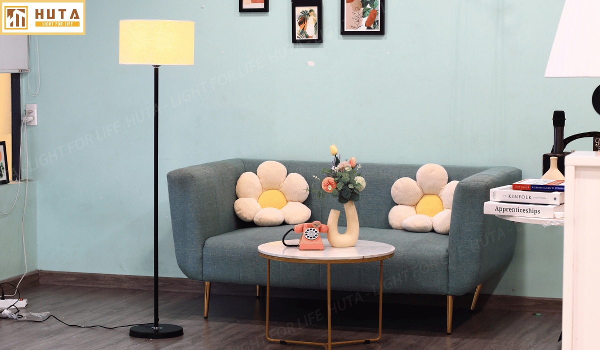 3. Đèn cây đứng mã KT04 sử dụng như thế nào?