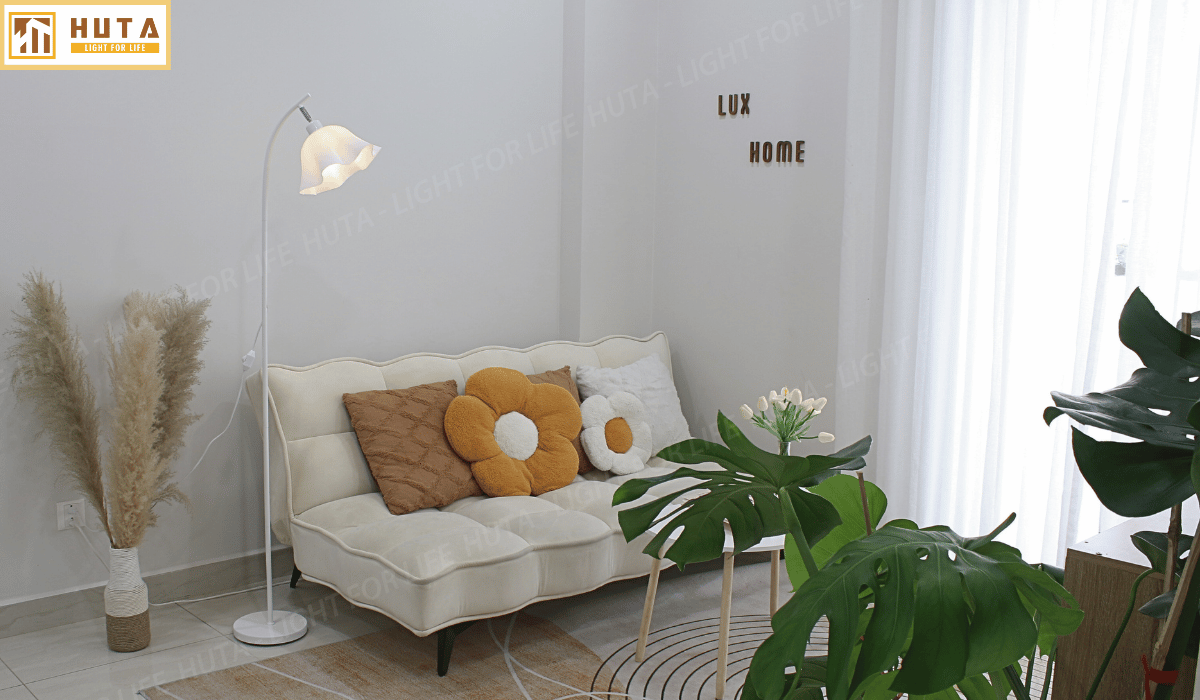 3. Đèn cây đứng mã KT08 sử dụng như thế nào?