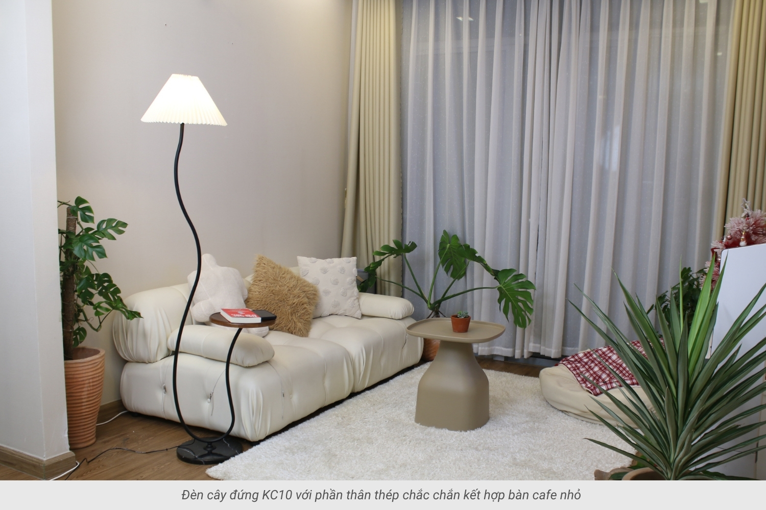 2.4 Đèn cây đứng mã KC10 thân thép kết hợp bàn nhỏ