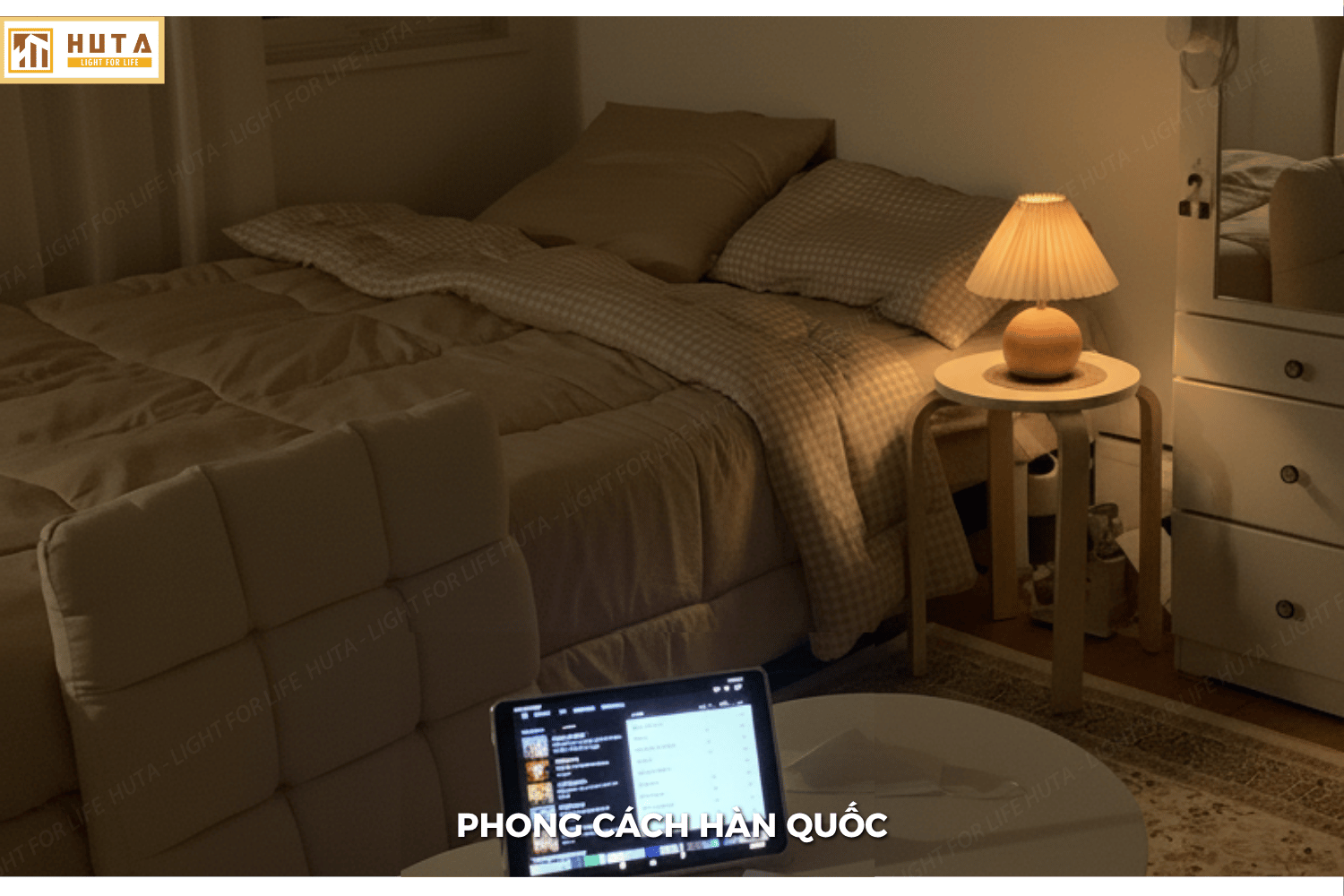 2.3 Đèn ngủ để bàn thân kim loại