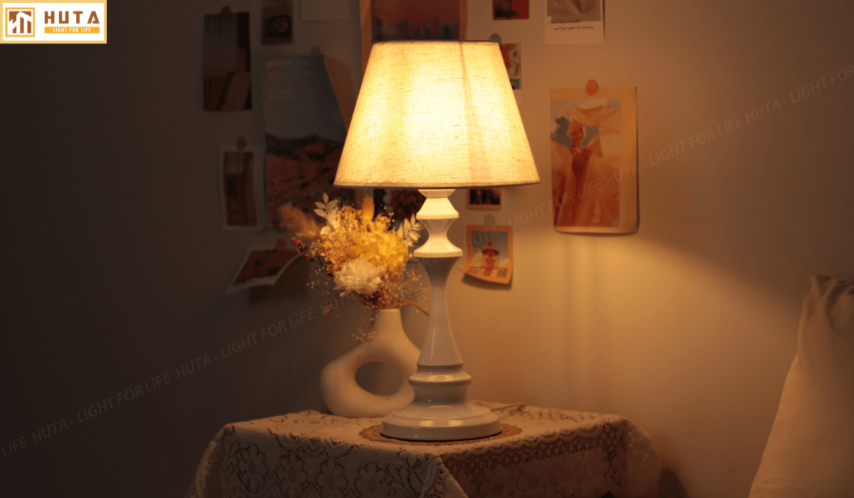 Đèn Ngủ Để Bàn Thép HUTA T2 Sang Trọng Điều Chỉnh Độ Sáng, Bóng Led Sáng Vàng