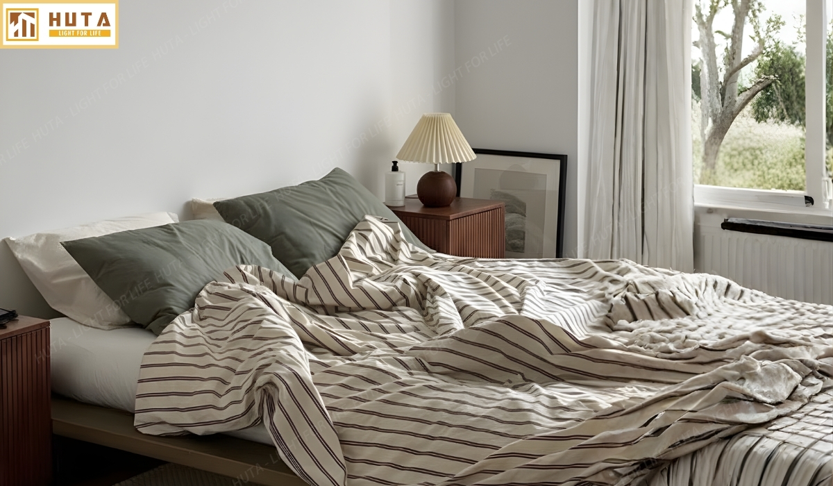 Đèn Ngủ Để Bàn Sứ HUTA T8 Điều Chỉnh Độ Sáng, Ánh Sáng Vàng, Bảo Hành 24 Tháng