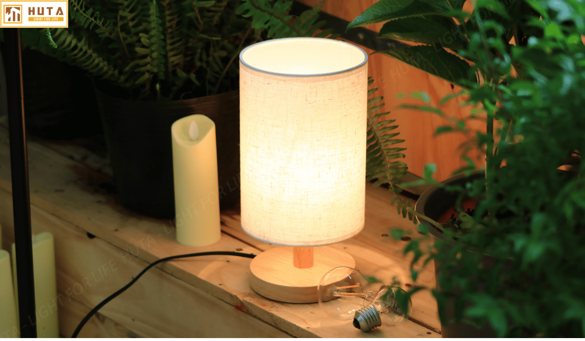 Đèn Ngủ Để Bàn Gỗ HUTA G1 Điều Chỉnh Độ Sáng, Ánh Sáng Vàng Ấm, Đầu Cắm 2 Chấu 220V