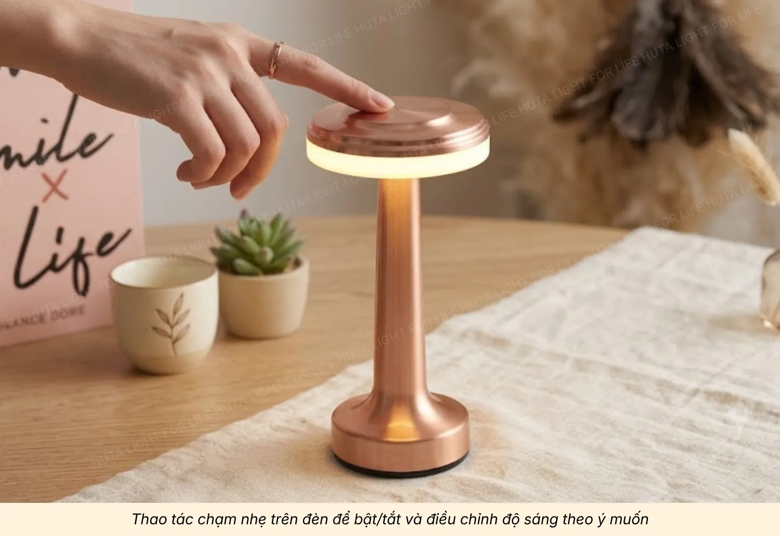 1. Nâng cấp góc bàn làm việc chỉ với chiếc đèn pin sạc hiện đại
