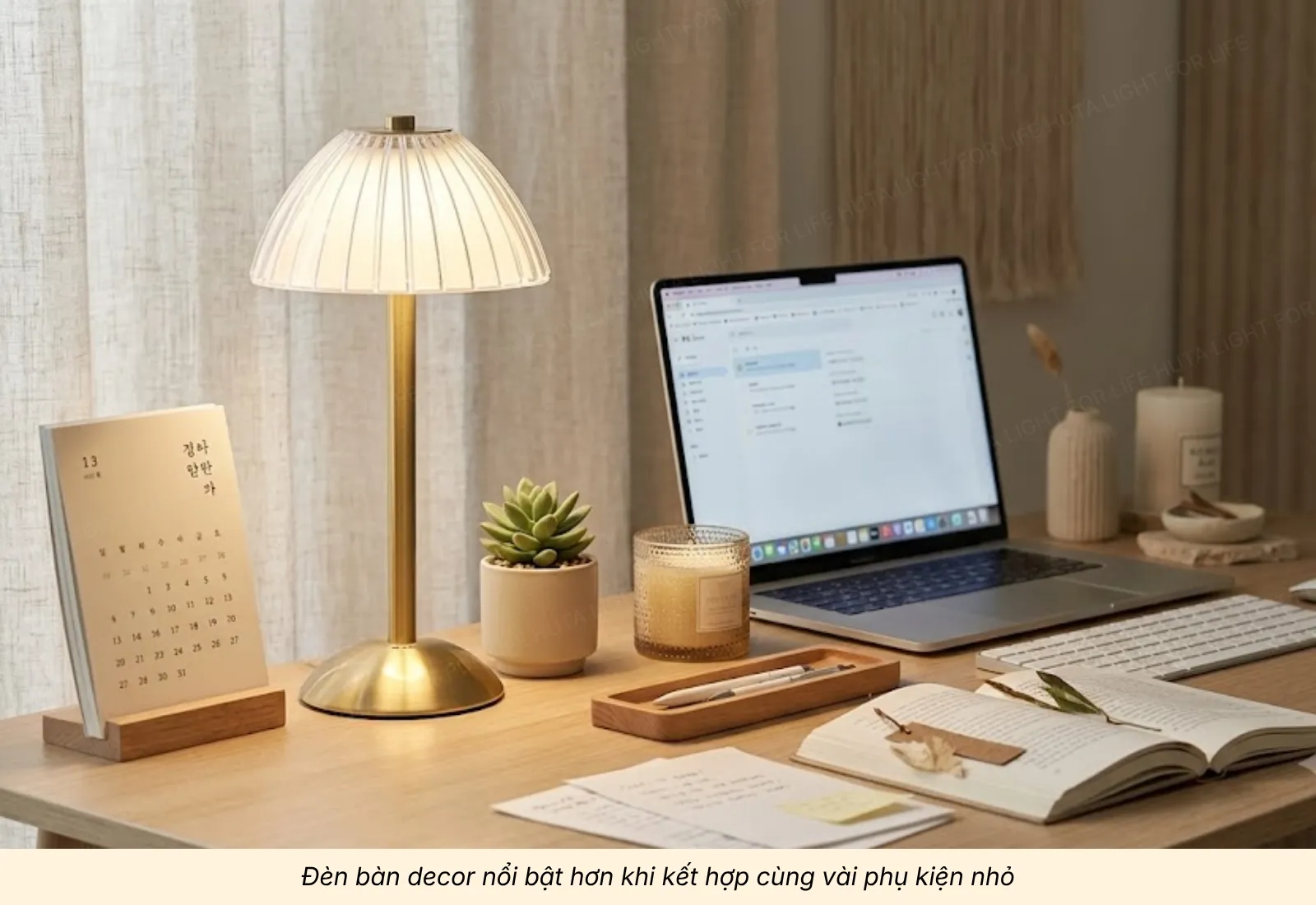 4. Mẹo bố trí đèn bàn pin sạc khi decor bàn làm việc