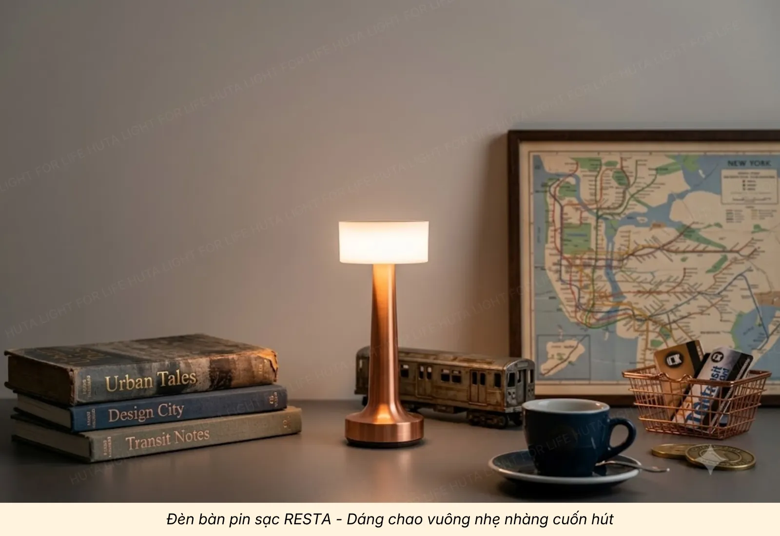2.3 Đèn bàn pin sạc RESTA - Dáng chao vuông nhẹ nhàng cuốn hút