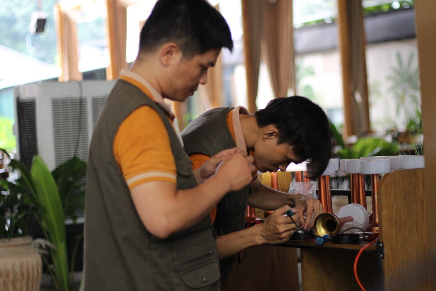 HUTA Light For Life đến bảo trì đèn bàn nhà hàng tại Lalaland Hồ Con Rùa