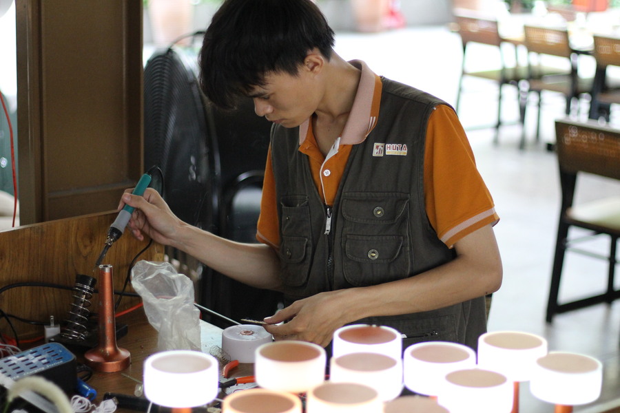 HUTA Light For Life đến bảo trì đèn bàn nhà hàng tại Lalaland Hồ Con Rùa