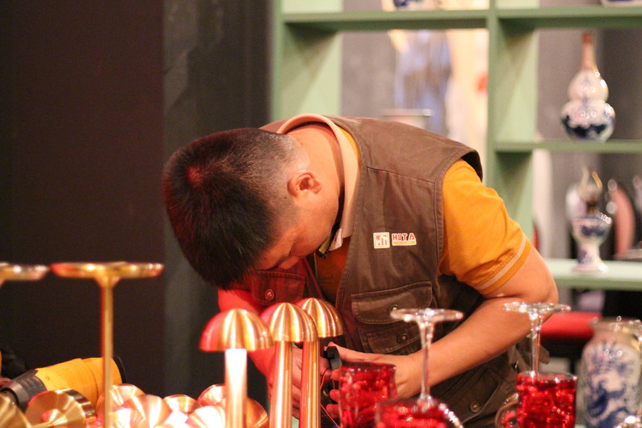 HUTA Bảo Trì Đèn Bàn Nhà Hàng tại XU Restaurant & Lounge