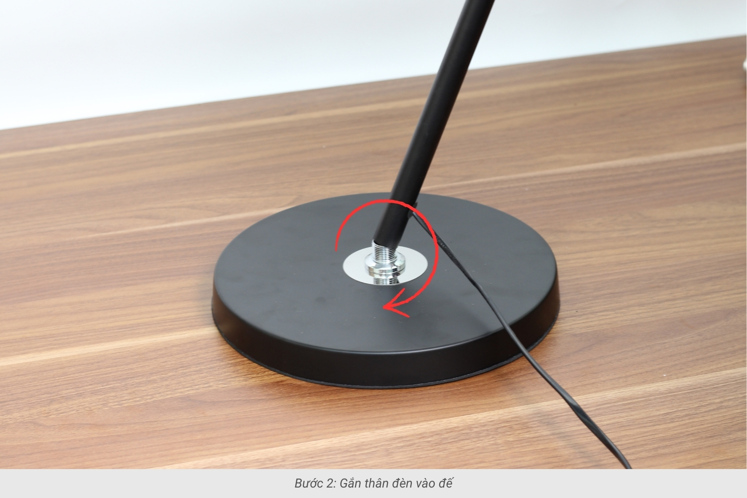 Bước 2: Gắn thân đèn vào đế