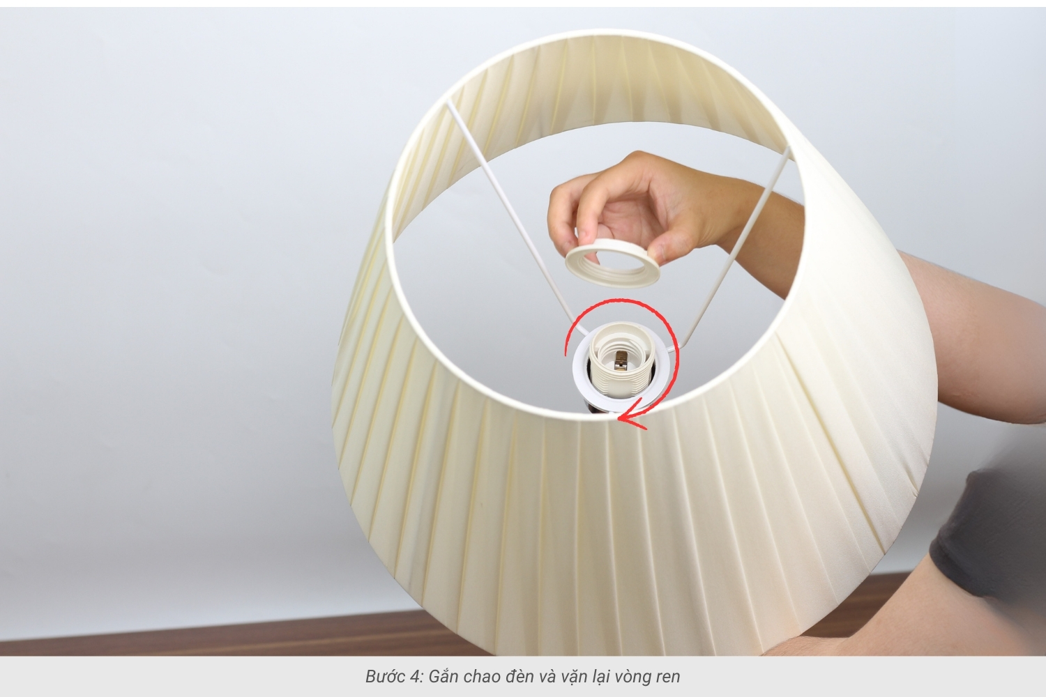 Bước 4: Gắn chao đèn và vặn lại vòng ren