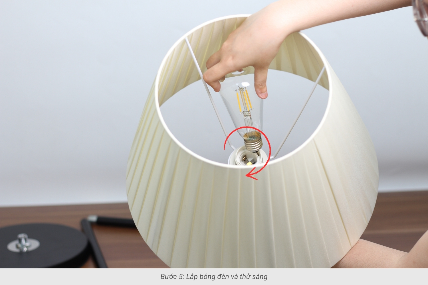 Bước 5: Lắp bóng đèn và thử sáng