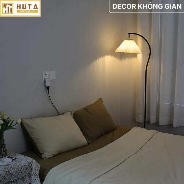 Đèn Cây Đứng Decor HUTA Light For Life KC6 Thân Kim Loại Cong, 3 Màu Ánh Sáng, Bảo Hành 24 Tháng