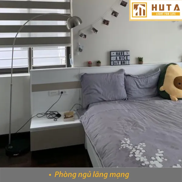 Đèn Cây Đứng HUTA KC3 Thân Cong Thân Thép, Bóng Led Ánh Sáng Vàng