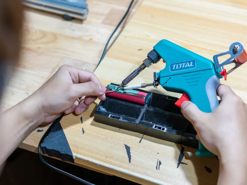 HUTA LẮP RÁP PIN CHO SẢN PHẨM ĐÈN NHÀ HÀNG