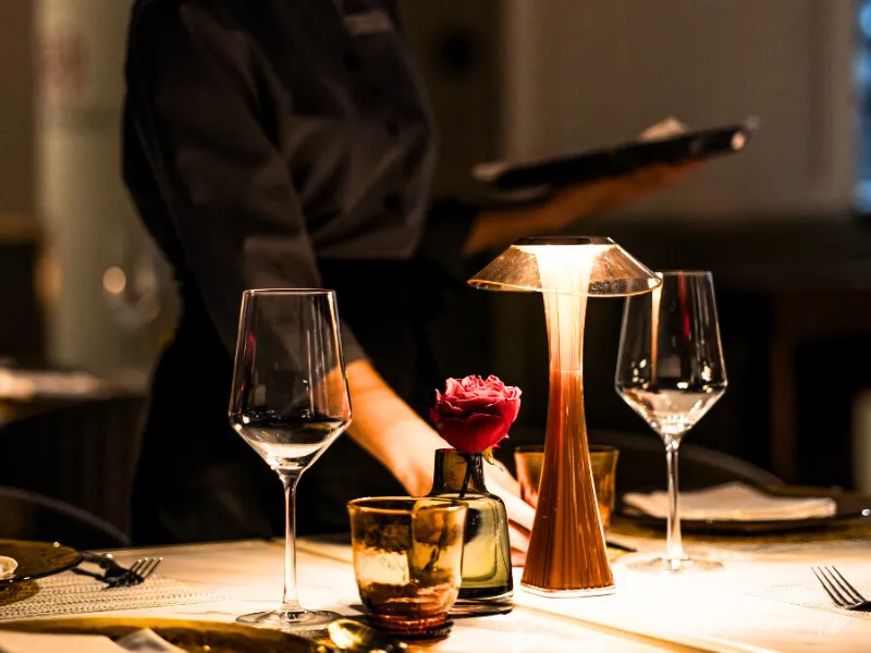 Trải nghiệm đèn bàn decor miễn phí – Giải pháp cho quán bar, nhà hàng, lounge, khách sạn