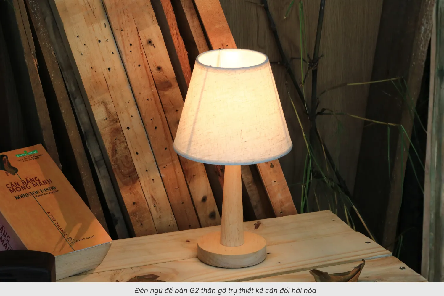 2.2 Đèn ngủ để bàn thân gỗ mã G2 – Nhỏ gọn, dễ bố trí