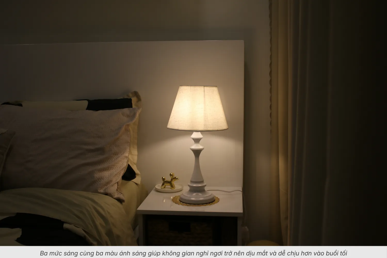 2.6 Đèn Ngủ Để Bàn T2 – Thân Kim Loại Tối Giản