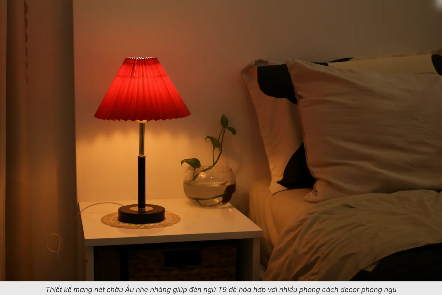 2.2 Đèn Phòng Ngủ T9 – Dáng Kim Loại Thanh Mảnh