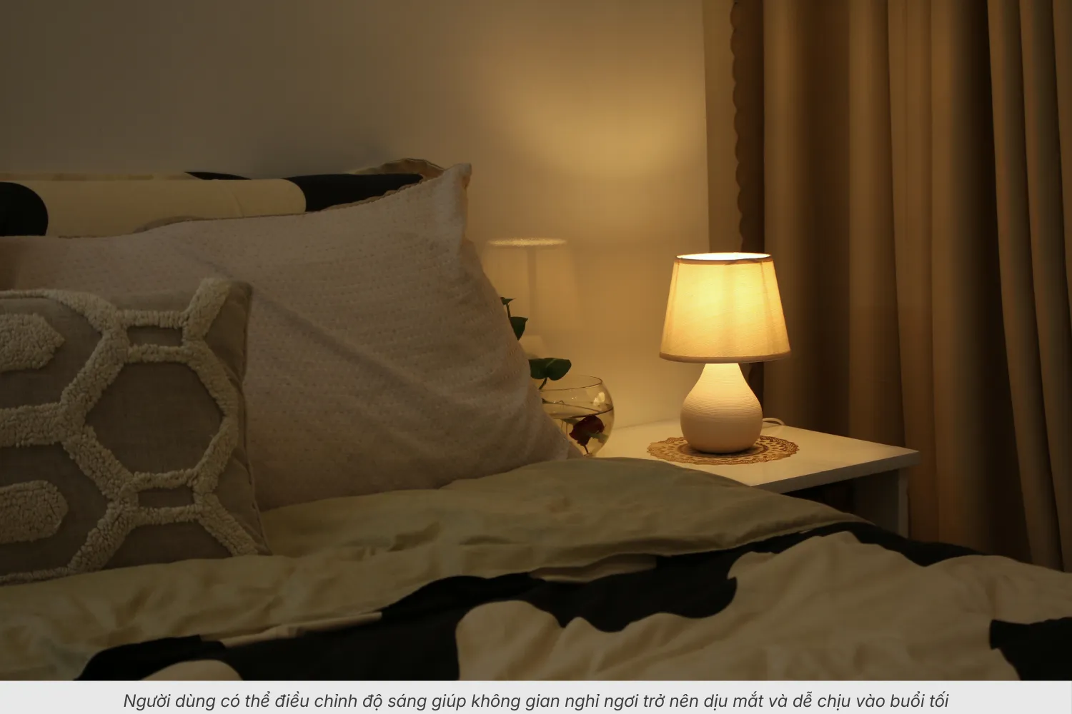 2.3 Đèn Ngủ S1 – Thân Gốm Sứ Chao Vải