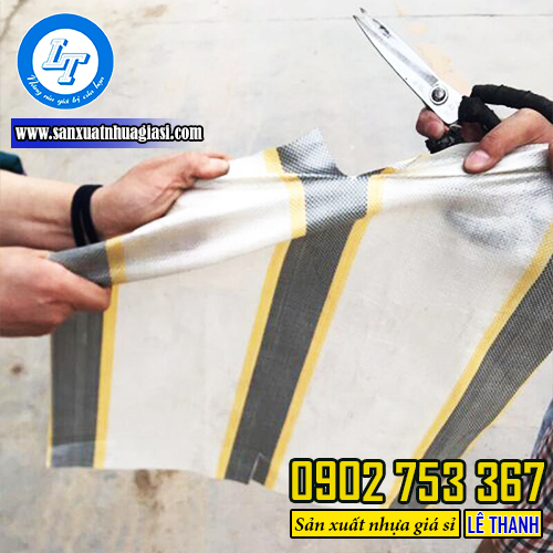 Bạt nhựa kẻ sọc xám vàng có độ bền cao, không dễ bị xé rách