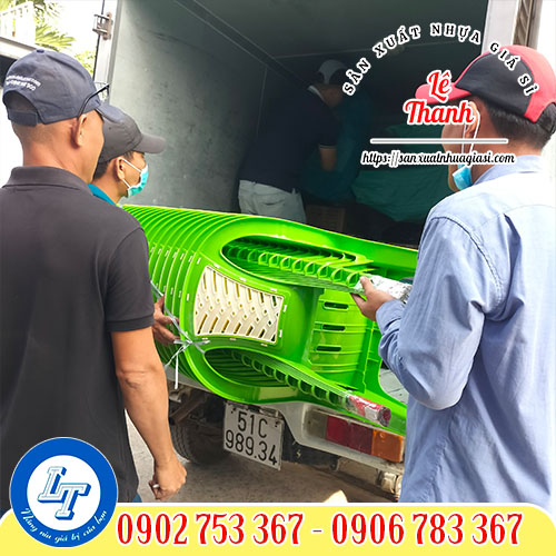 Giao ghế nhựa tựa lưng cho khách Giao ghế nhựa tựa lưng cho khách